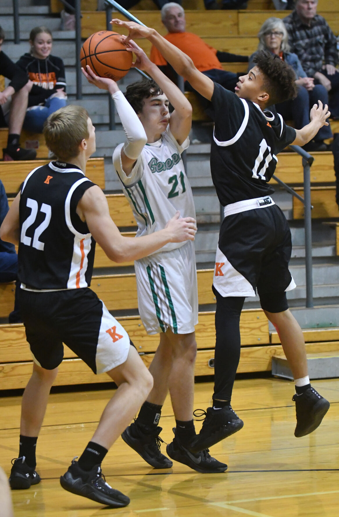 90-year-old Geneseo woman gets college degree 112622-qc-spt-ut-rockridge hoops-154
